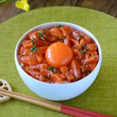 ピリ辛サーモンユッケ丼