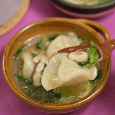 ふかひれ入りスープで餃子鍋